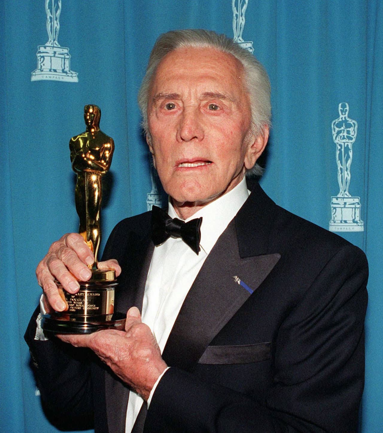 También están homenajeados el
<b> <a href="https://www.univision.com/famosos/tras-la-muerte-de-kirk-douglas-famosos-se-despiden-con-emotivas-palabras-de-la-leyenda-del-cine-fotos" target="_blank">legendario actor Kirk Douglas</a></b> (foto), quien murió apenas el pasado 5 de febrero a los 103 años; Terry Jones, actor que fue parte del famoso grupo cómico Monty Python; Rip Torn, estrella de películas como 'Men in black'; y Rutger Hauer, actor de cintas como 'Blade runner', entre otras estrellas.
<br>
