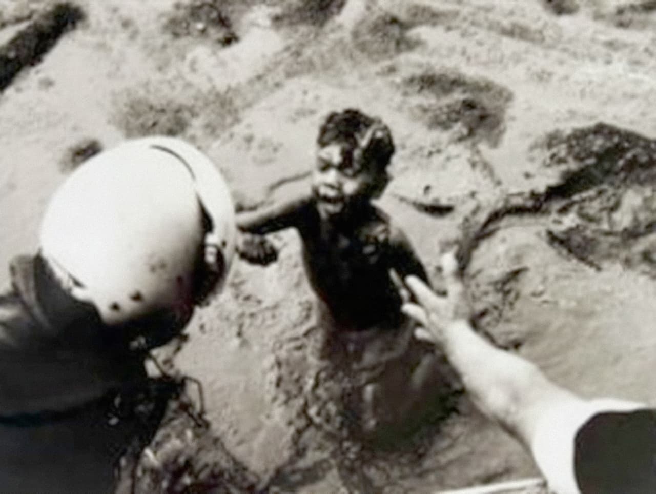 Los rescatistas sacaron personas entre capas de barro de hasta 4.6 metros de profundidad.