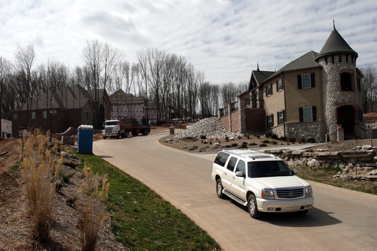 Para ser aceptado en el programa, “debe tener al menos 24 años de edad y dos años de experiencia profesional, tener un empleo de tiempo completo (incluye el trabajo por cuenta propia), residir actualmente fuera de Arkansas y ser ciudadano estadounidense, o con las credenciales necesarias para trabajar legalmente”. En la foto desarrollo de viviendas en Bentonville, en 2005.