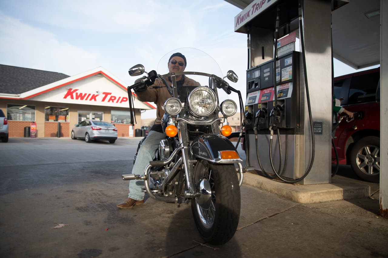 <b>John- Kenosha, Wisconsin. </b>John nació y fue criado en el condado swing de Kenosha, Wisconsin. 
<b><a href="http://www.univision.com/noticias/politica/kenosha-los-votantes-democratas-explican-por-que-le-dieron-la-espalda-a-hillary-clinton">Votó demócrata en el pasado y ahora republicano,</a></b> a favor de Donald Trump porque, "Clinton representa a Nafta" y menos empleos para los estados que conforman el “cinturón del óxido”, al norte del medio oeste del país. “Obama hizo muchas cosas buenas y malas. Pero ha estado en la Casa Blanca por muchos años y comienza a ser demasiado poderoso. Estas elecciones son una corrección, eso es lo que mantiene a Estados Unidos en movimiento. Dejemos que el péndulo oscile”, opina John.