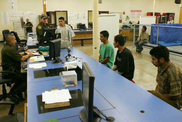 Se observa cómo son interrogados para conocer datos sobre su lugar de origen. (Crédito: cbp.gov).