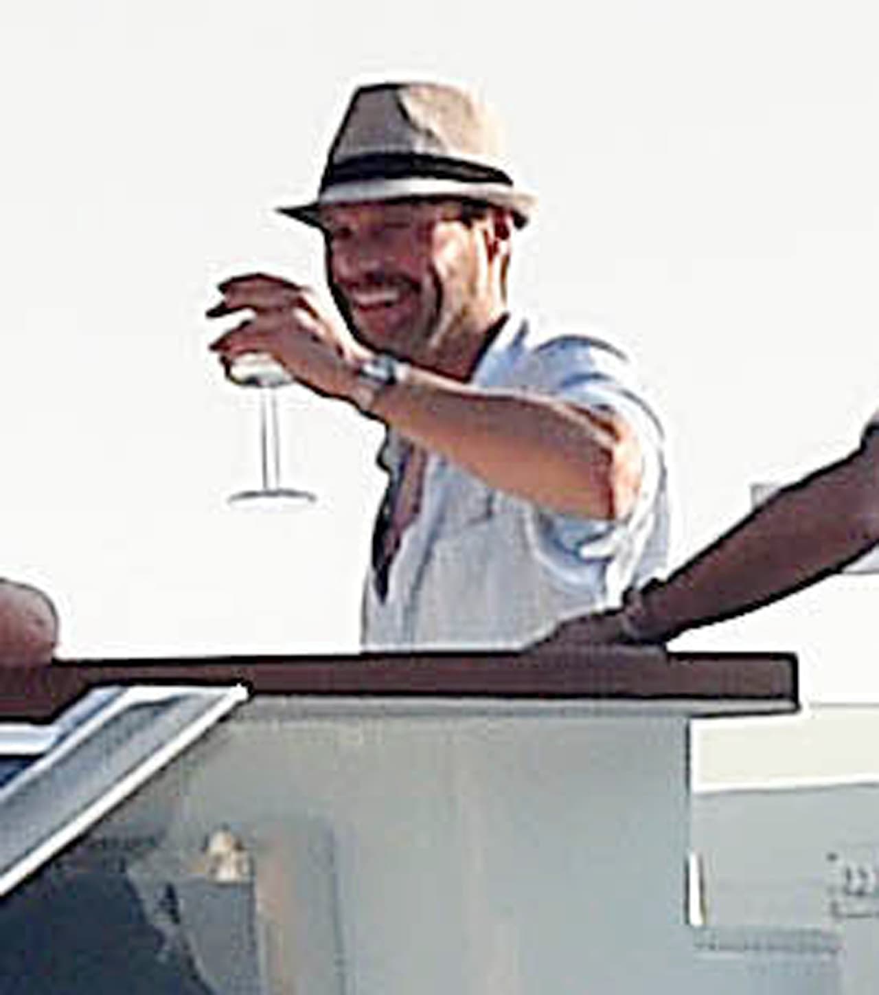 ¡Y no soltaba la copa!