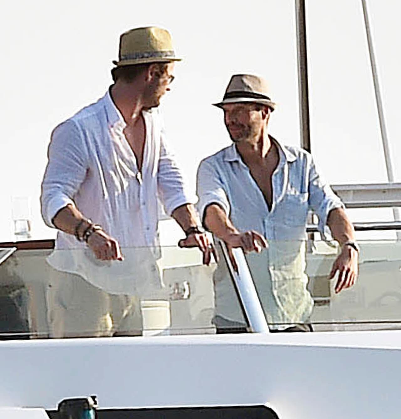 De vuelta al bote, Ryan se puso a platicar con el actor.