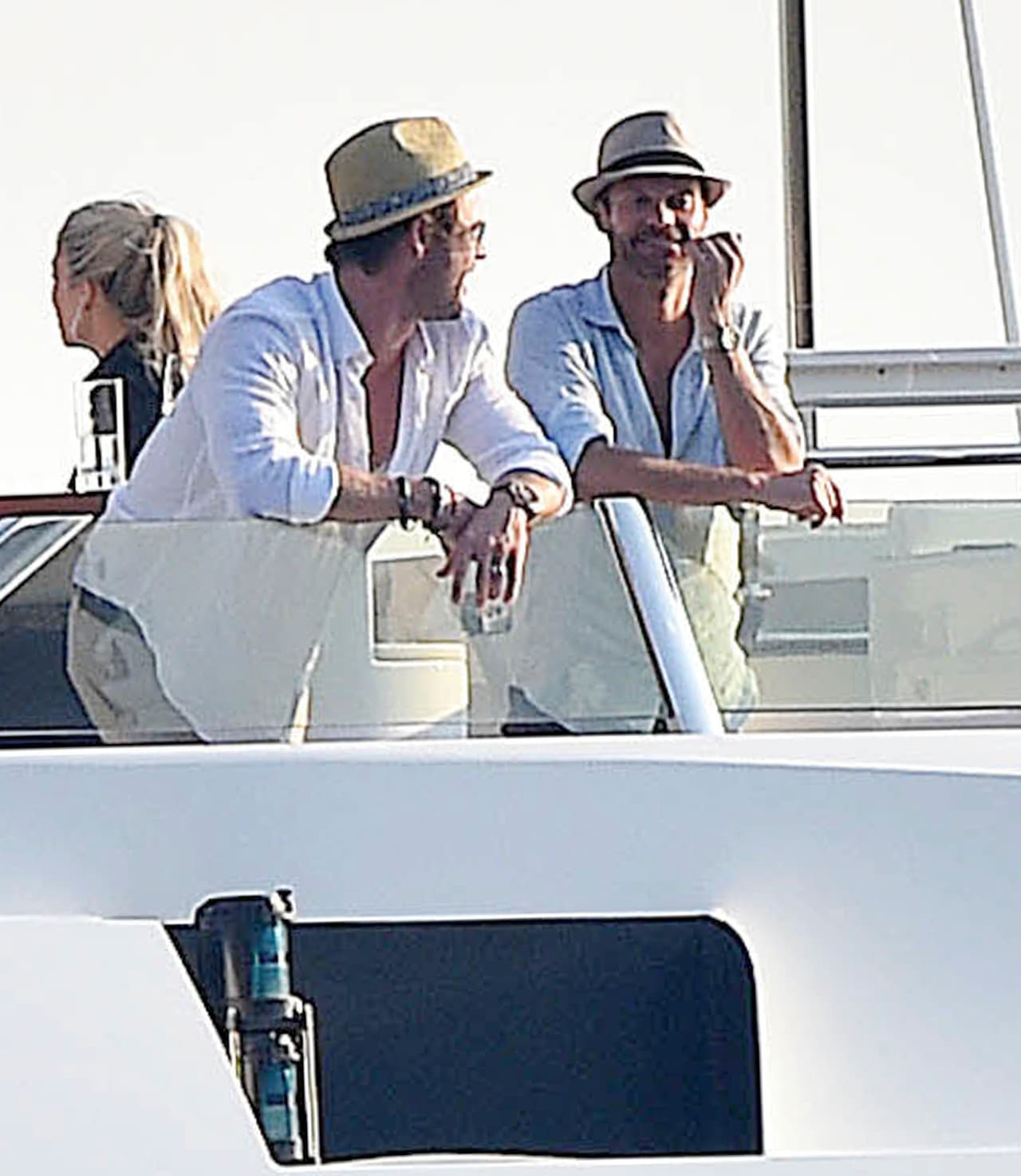 Chris se puso a platicar con él.