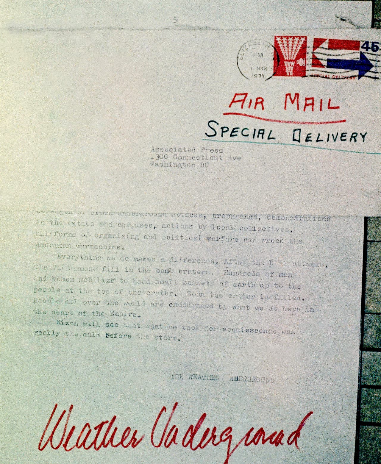 <b>El ataque de un grupo extremista</b> 
<b>(1 de marzo de 1971)</b>
<br>
<br>‘Weather Underground’ , una facción radical del grupo izquierdista ‘
<i>Students for a Democratic Society</i>’, plantó varias bombas en edificios públicos para protestar por el bombardeo a Laos, que era apoyado por Estados Unidos. 
<br>
<br>Los activistas advertían a las autoridades antes de las detonaciones y la explosión del Capitolio
<a href="https://www.history.com/this-day-in-history/bomb-explodes-in-capitol-building"> <u>solo causó daños materiales</u></a>. En la foto una carta enviada por este grupo a la agencia AP donde se responsabilizan por este ataque.