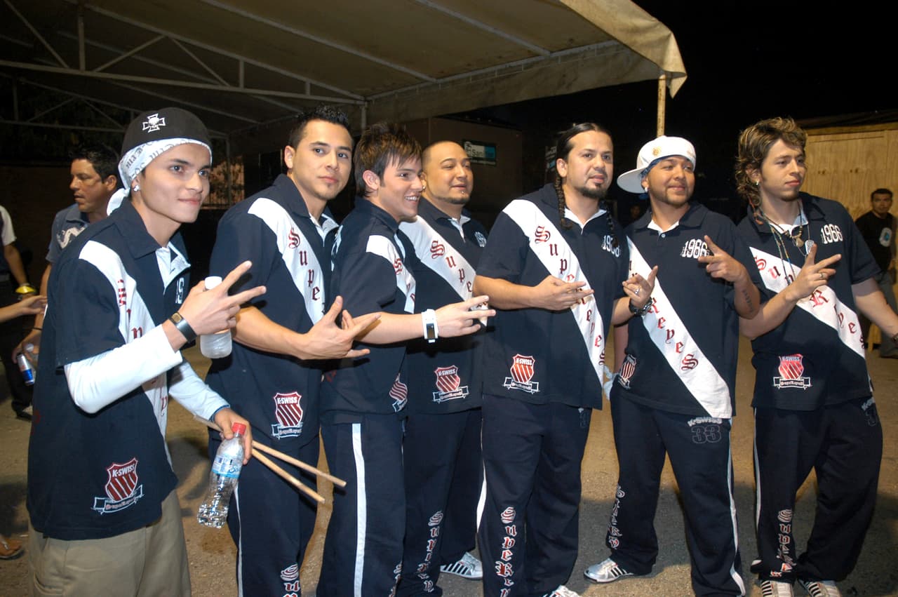 Por su parte, Cruz Martínez creó Los Super Reyes, otra agrupación que fusiona pop y cumbia. A éste se le unió Abel Talamantez.