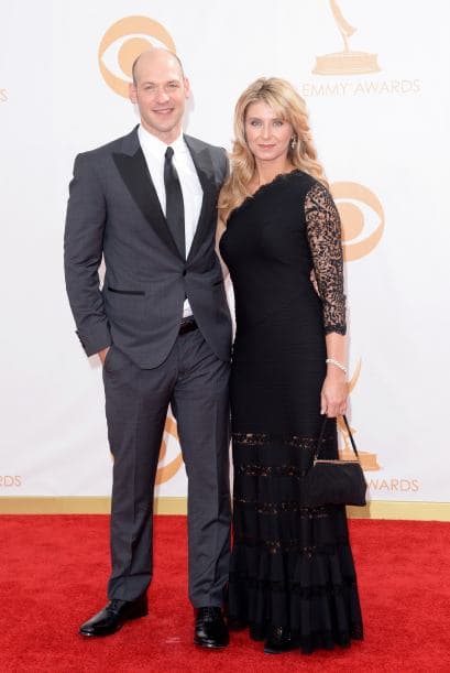 Los trajes que lucieron las damas en los Premios Emy demuestran que el arte de llamar la atención estaba concentrado en llevar y lucir cada pieza, regia, con detalles inesperados, como un toque de color o simplicidad de líneas. Telas suaves o flotantes, colores sosegados o llamativos, diseños sobrios o atrevidos. Míralos todos y ¡copia lo que más te guste!, ahora llega la temporada de fiestas y tú puedes lucir como las estrellas.