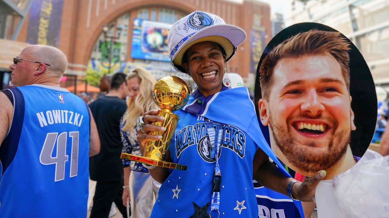 Mientras tanto, a 1,770 millas de distancia, en el bullicioso centro de Dallas, 
<a href="https://maps.app.goo.gl/67XJgnieN4m3y4fg7" target="_blank">la fiebre se apoderará del American Airlines Center.</a> 
<b>Por solo <a href="https://www.ticketmaster.com/event/0C0060CAD6883367" target="_blank">$10, los fanáticos podrán vivir la intensidad del partido las pantallas gigantes</a>, con la adrenalina amplificada por música en vivo y eventos alrededor de la arena</b>. Las puertas abrirán a las 6:30 pm, invitando a todos a sumergirse en el ambiente previo al partido.