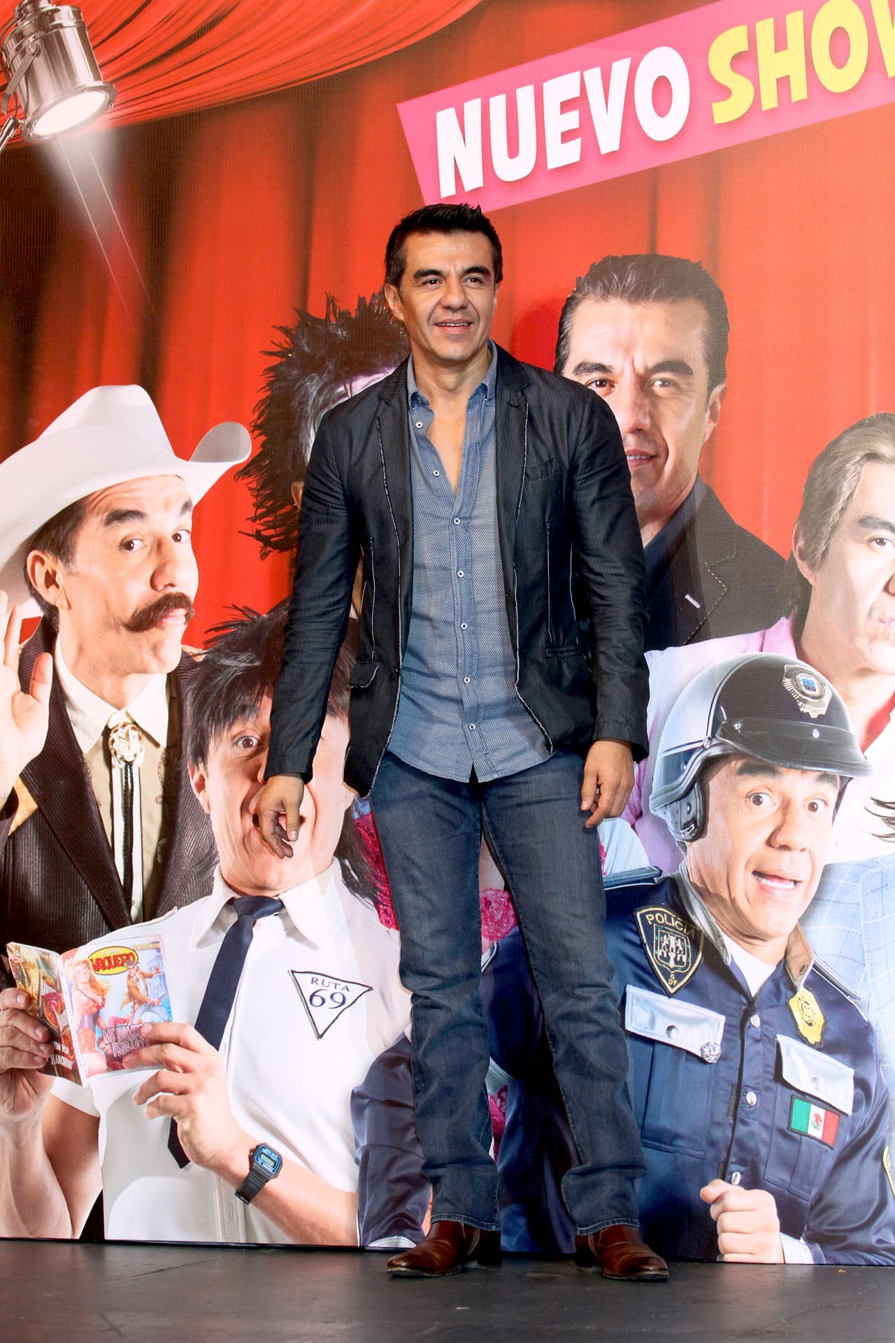 <b>Adrián Uribe tuvo su cuarta operación por una oclusión intestinal</b>
<br>El actor mexicano fue operado tres ocasiones de emergencia y recientemente se sometió a un cuarto procedimiento después de una fisura en el intestino.