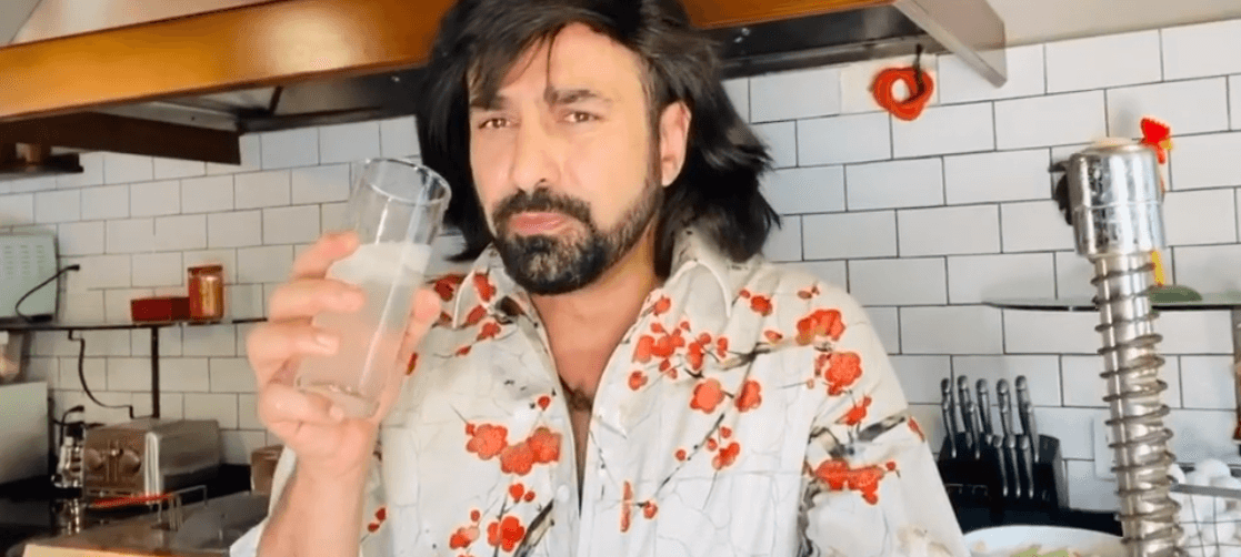 Albertano comparte receta para hacer agua de limón