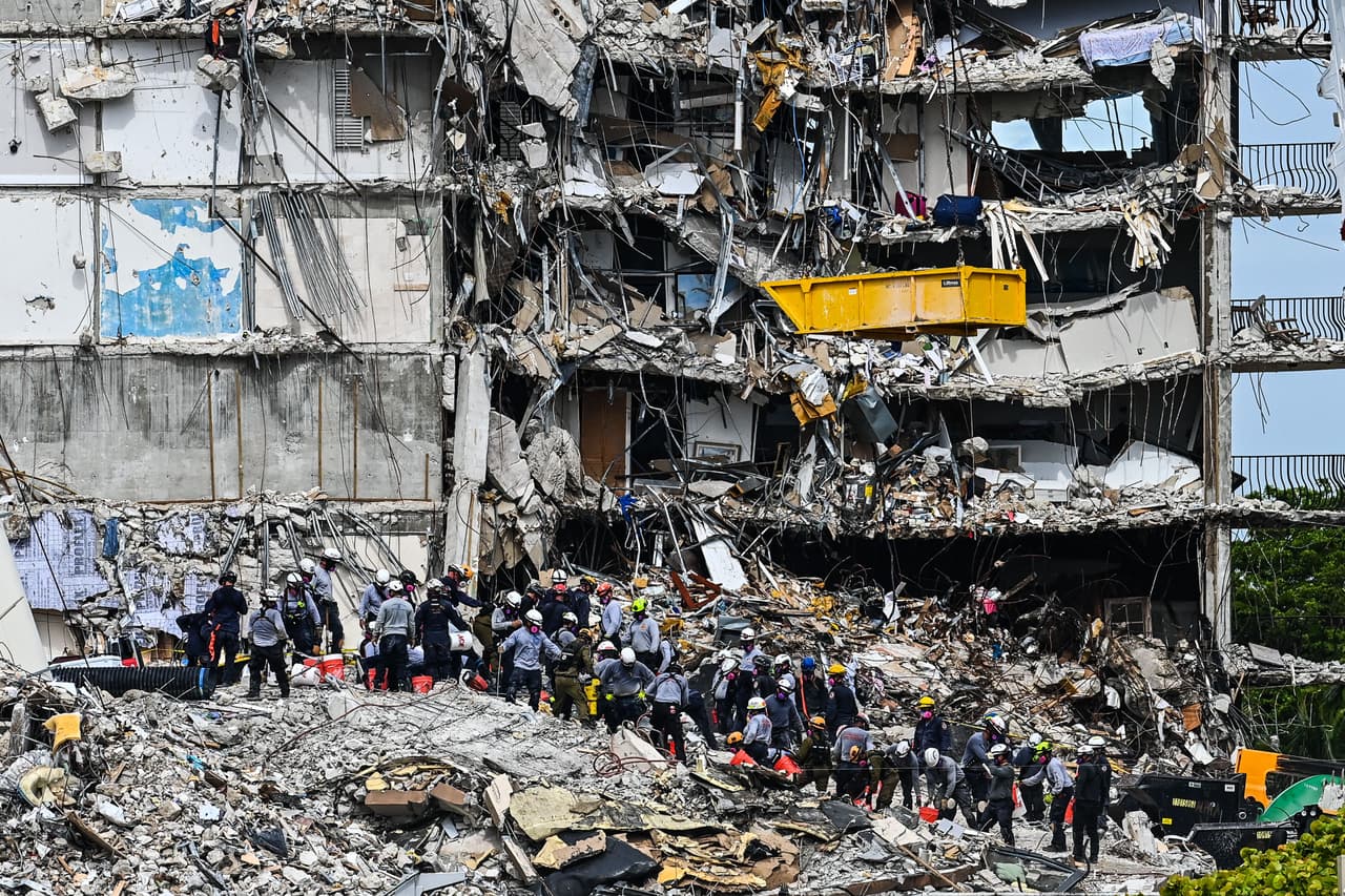 Además el
<a href="https://twitter.com/MiamiDadeFire/status/1409683165317263363" target="_blank"><b>jefe del cuerpo de bomberos de Miami-Dade</b></a> informó que están cayendo pedazos de concreto de
<a href="https://www.univision.com/local/miami-wltv/por-que-las-autoridades-estan-preocupadas-por-lo-que-queda-en-pie-de-la-champlain-towers-video"><b>la torre que quedó en pie, junto al edificio Champlain Towers.</b></a>
<br>
<br>