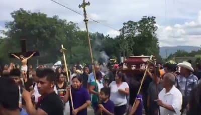 Luego de haber sido velado, el ataud con el cuerpo del músico fue llevado en hombros rumbo a la Presidencia Municipal de San Andrés.