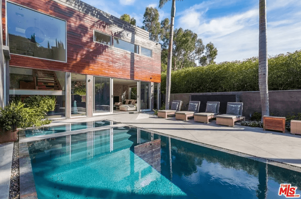 La casa incluye varios espacios al aire libre y vistas a la ciudad, según detalló TMZ.