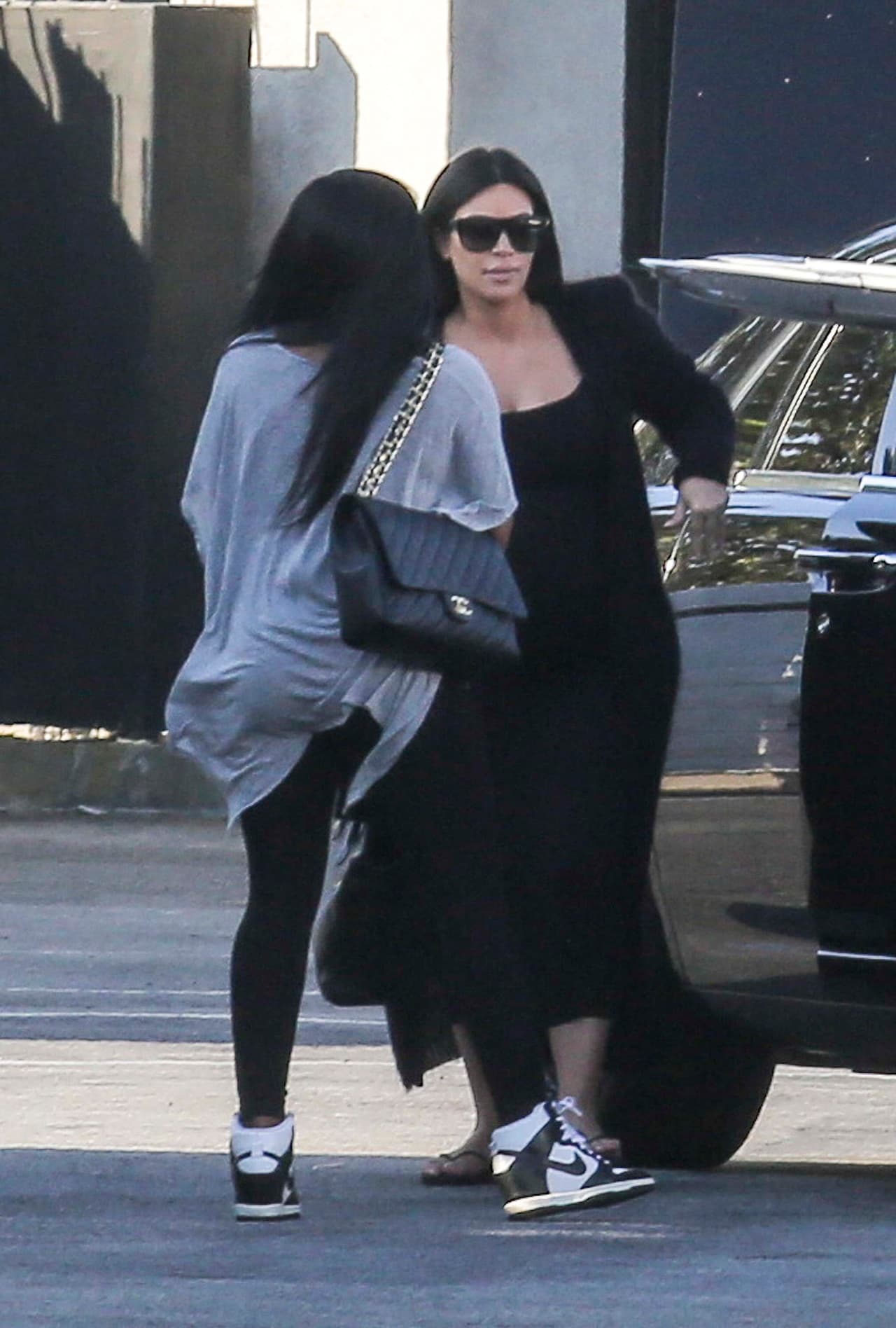 Enormes gafas de sol y cómodas sandalias.