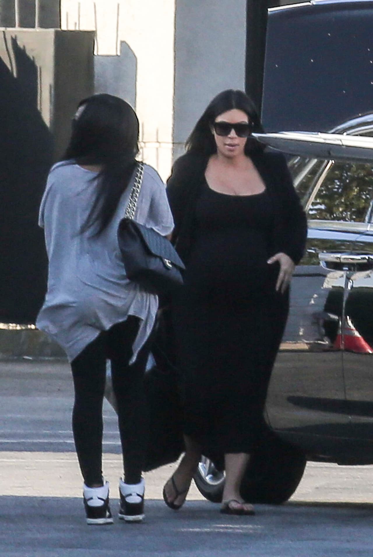 La pancita de Kim está enorme.