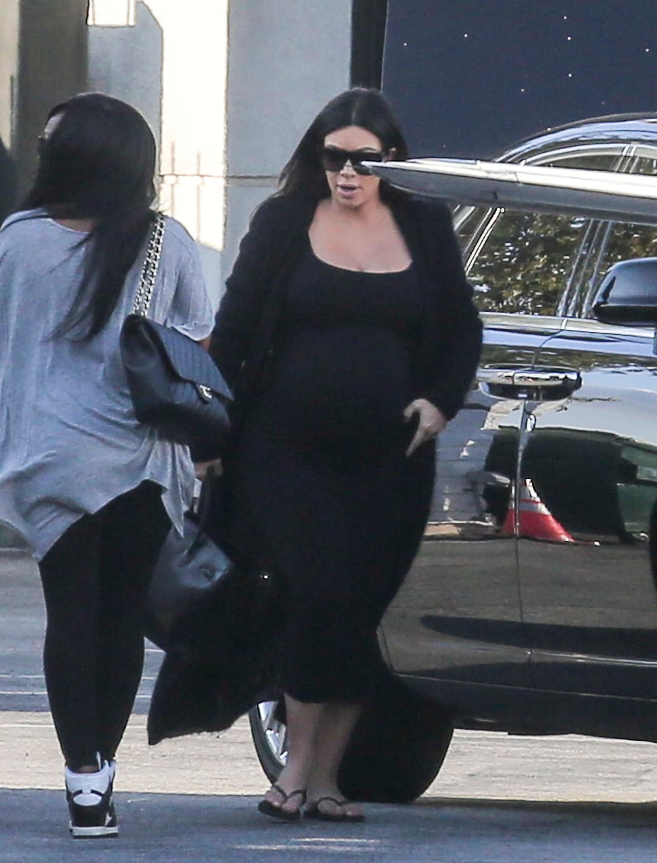 Ahora la vemos en un cómodo vestido negro.