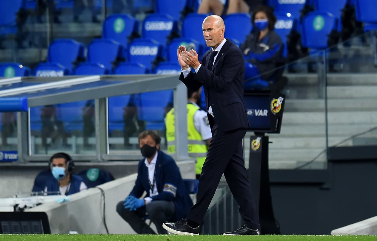 Zinedine Zidane aplaudió el trabajo de sus futbolistas y mostraba entusiasmo por la victoria parcial.