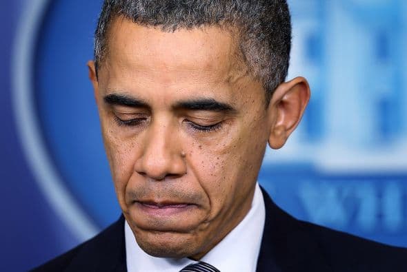 El presidente de Estados Unidos, Barack Obama, habló a la nación a eso de las 15:30 horas. El mandatario, profundamente emocionado, dio el pésame a las familias de las víctimas y dijo que "nuestros corazones están rotos hoy". También prometió medidas para prevenir que vuelvan a ocurrir este tipo de tragedias, pero no dijo cuáles serían.