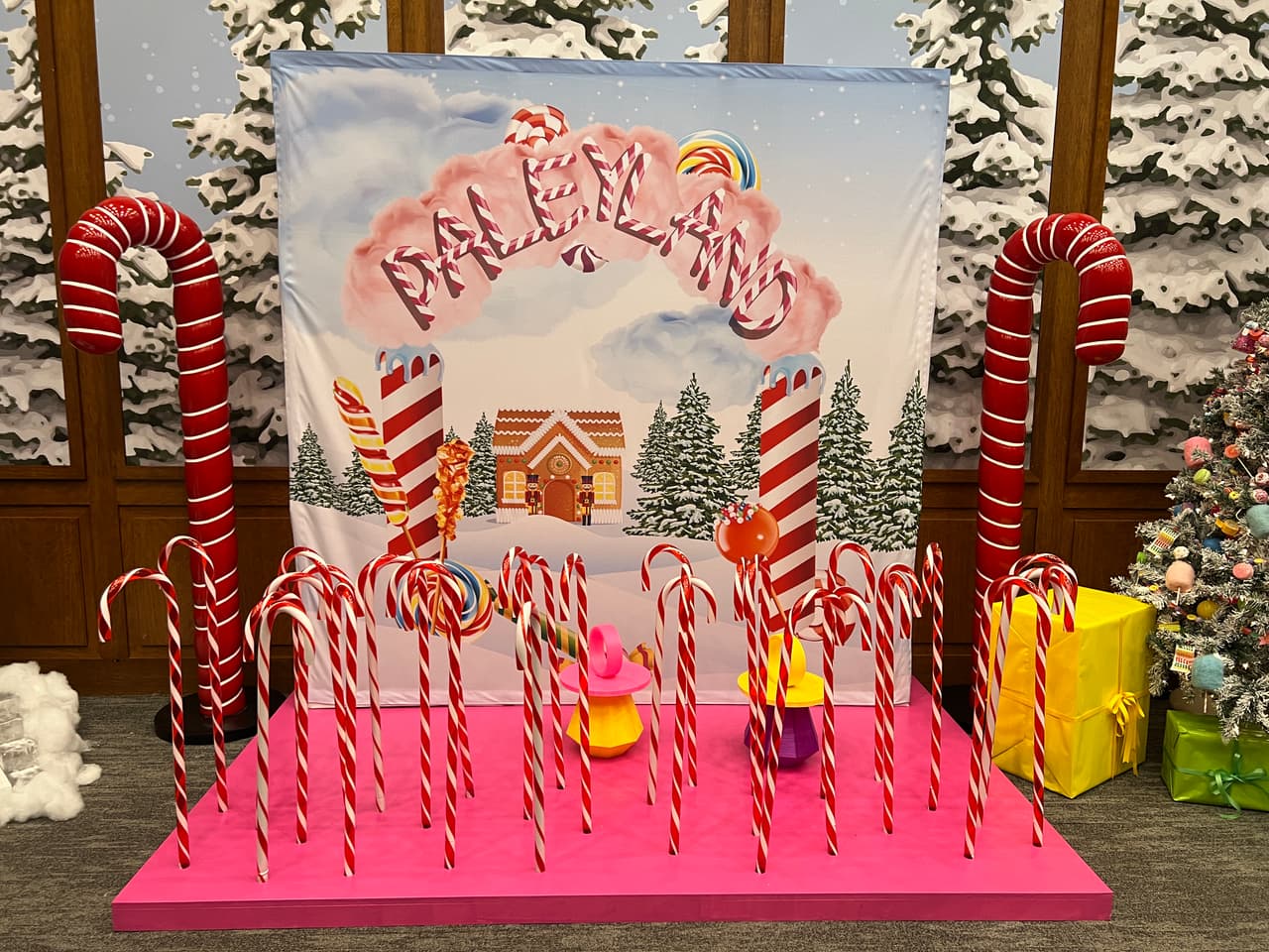 En PaleyLand, visitantes de todas las edades podrán ver proyecciones navideñas exclusivas y conocer a personajes queridos de los grandes clásicos navideños, así como asistir a una demostración en vivo de LEGO con temática navideña de LEGOMasters.