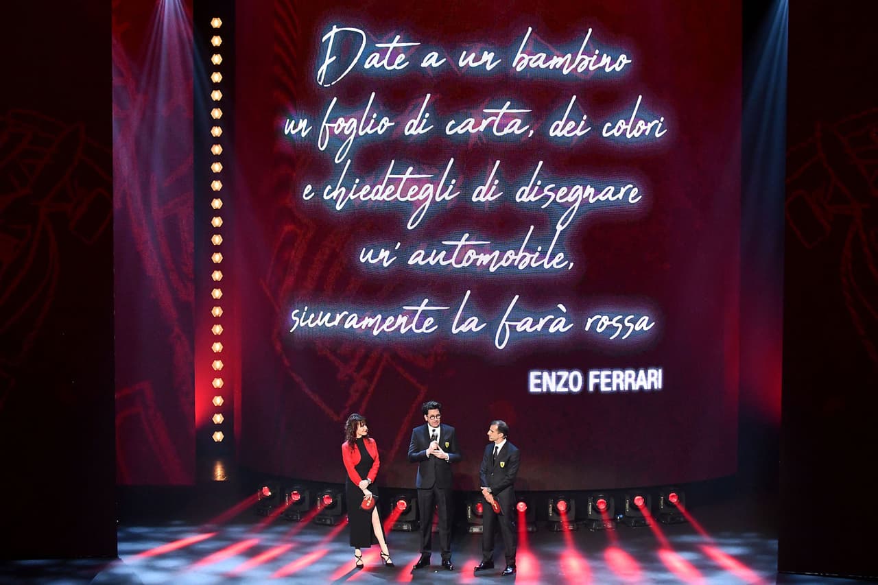 Ferrari presentó el SF1000 nombre que le viene porque en la temporada 2020 alcanzará como escudería su carrera número 1000 en la Fórmula Unoy será en el Gran Premio de Canadá.
<br>Sus pilotos titulares serán Sebastian Vettel (5) y Charles Leclerc (16).