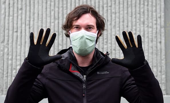 El 
<a href="https://www.univision.com/local/sacramento-kuvs/uso-de-guantes-y-cubrebocas-provoca-el-aumento-de-basura-en-las-calles-video">uso de guantes</a>, aunque aún en discusión, también forma parte de las protecciones recomendadas por algunos sanitarios, pero al igual que los cubrebocas 
<a href="https://www.univision.com/local/los-angeles-kmex/edicion-digital-california/exigen-medidas-severas-para-proteger-del-coronavirus-a-los-empleados-de-supermercados-en-eeuu-video">deben utilizarse y desecharse de manera correcta para evitar contagios del virus</a> y problemas de contaminación.