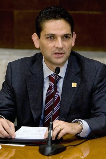 JUAN CAMILO MOURI'O. Quien fuera secretario de Gobernación (ministro de Interior) del gobierno del presidente Felipe Calderón murió el 4 de noviembre de 2008 cuando el Learjet en que volvía a Ciudad de México después de una gira de trabajo se estrelló, aparentemente por una serie de errores cometidos por el piloto. Ver toda la información