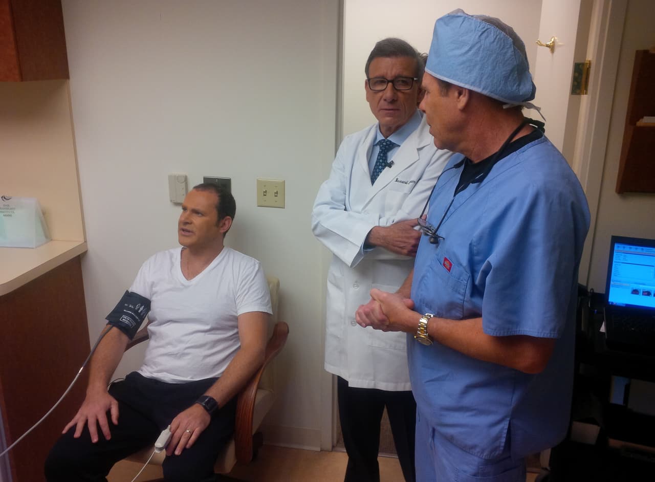 Alan estaba muy serio platicando con los doctores, ¿qué estará tramando?