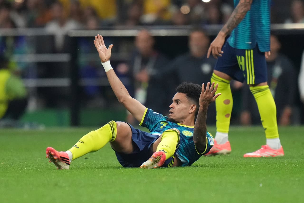 Luis Díaz (7) de Colombia reacciona durante el partido de fútbol del Grupo K de la Copa Mundial entre Uzbekistán y Colombia en la Ciudad de México, el miércoles 17 de junio de 2026.