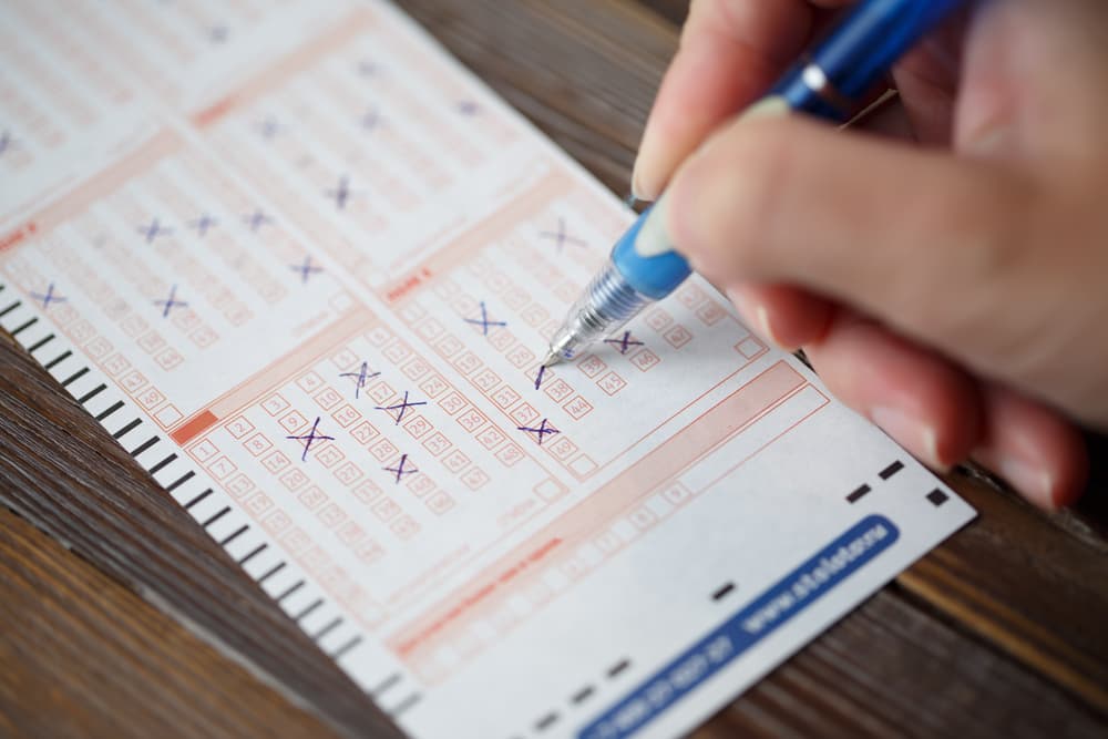 La última semana de marzo intenta la lotería, rifas o sorteos porque tu intuición estará muy atinada y podrías ganar dinero en un juego lícito. Hay un buen movimiento económico en tu entorno.