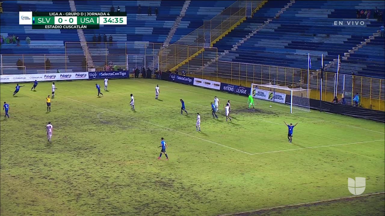¡GOL!  anota para El Salvador. Alexander Larín