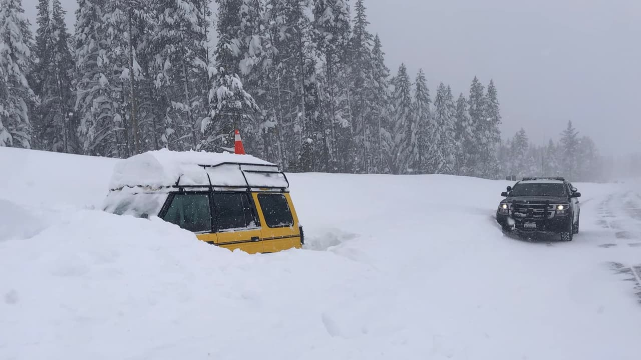 Autoridades pidieron a los residentes no intentar transitar por caminos locales, ya que el tener que rescatar a conductores atrasaba el trabajo de equipos que limpiaban las autopistas cerradas.