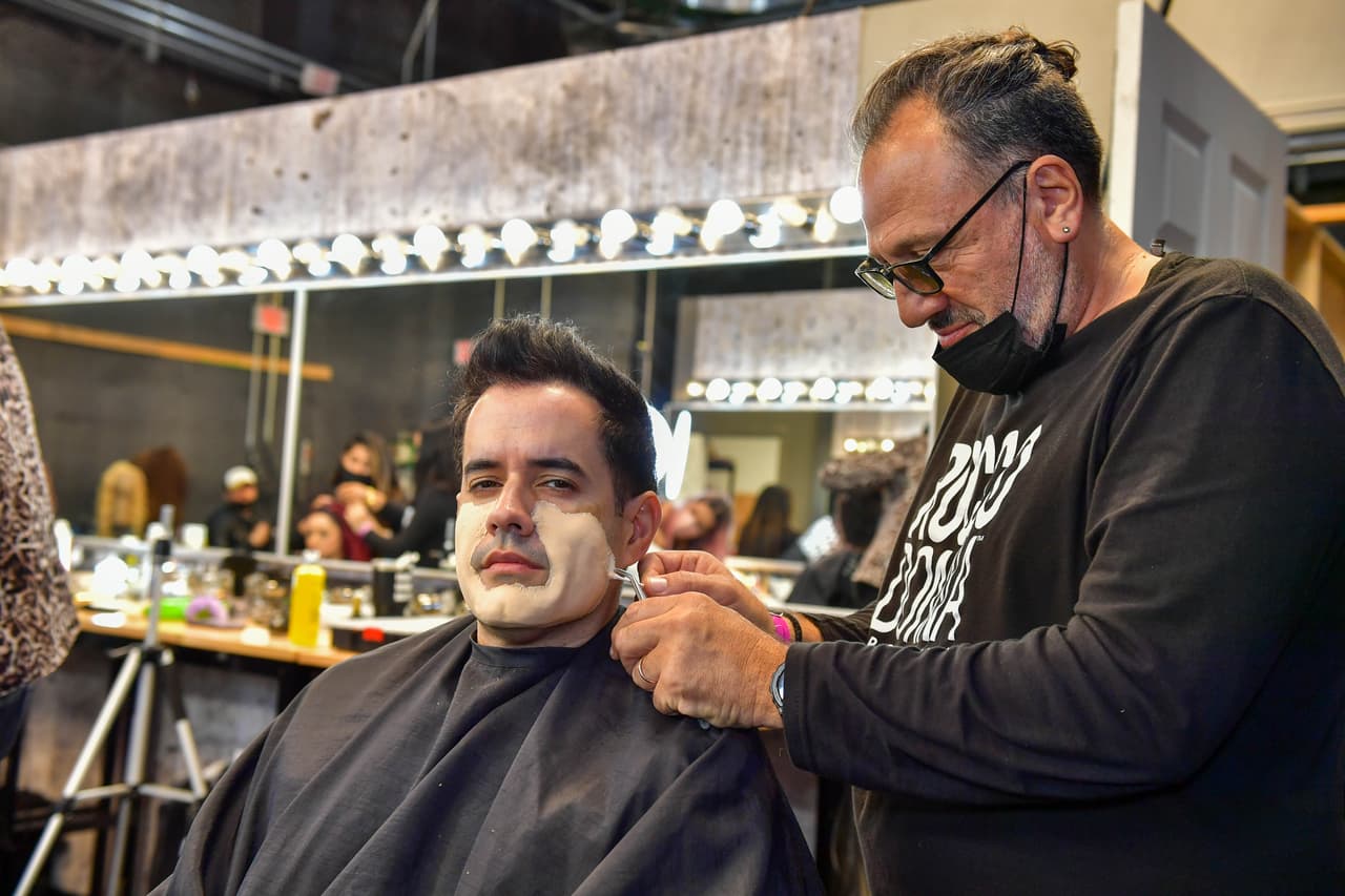 <b>Manny Cruz </b> fue uno de los favoritos durante toda la temporada y en esta ocasión dio vida a
<b> Carlos Vives</b> en dos etapas distinta de su trayectoria.