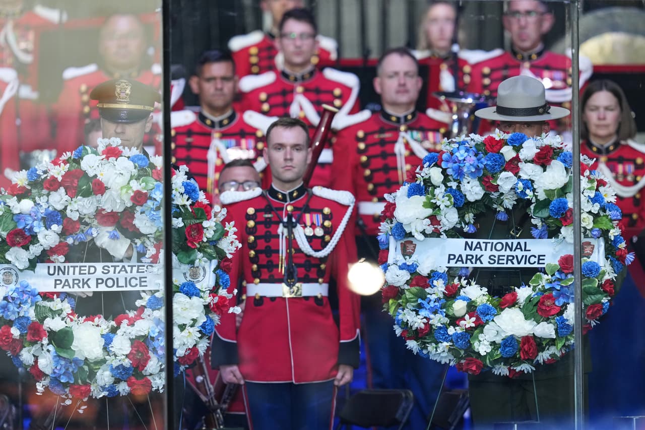 Se depositan coronas de flores en honor a la Policía de Parques de EE. UU. y al Servicio de Parques Nacionales antes del discurso del presidente Donald Trump en la inauguración de la Gran Feria Estatal Estadounidense en el National Mall, el miércoles 24 de junio de 2026, en Washington.