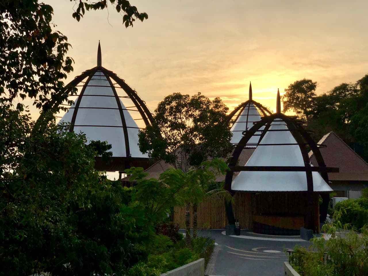 Y al terminar de comer se toparon con un atardecer digno de un paraíso. Los colores adornaban el cielo como una obra de arte, haciendo del día aún más especial.
<br>