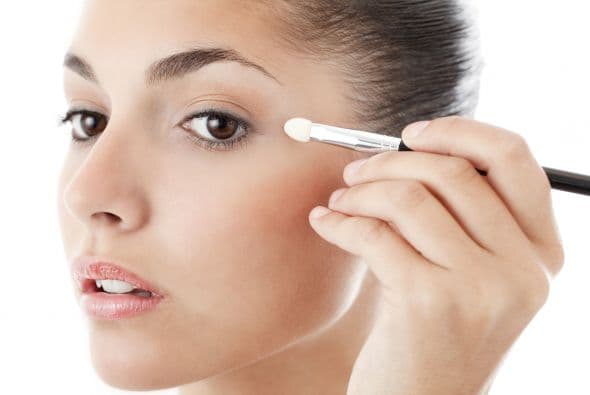 ¿Qué hacer? Limpia tu pinceles al menos una vez por mes con un jabón suave y agua.