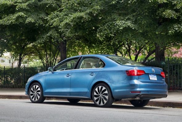 Volkswagen Jetta Hybrid SEL Premium 2015-Precio: $31,120; Consumo (ciudad/carretera): 42"48mpg