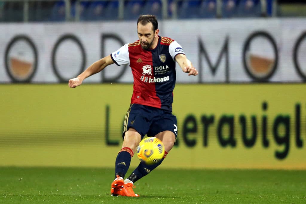 Zlatan da cátedra y Milan derrota 2-0 a Cagliari en la Serie A y siguen como líderes. Ibrahimovic es el segundo máximo goleador de la liga italiana a sus 39 años.