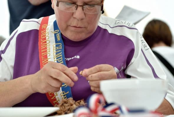 Esta mujer logró pelar la mayor cantidad de camarones de entre todos los competidores en menos de 10 minutos. Cocina con sabor para tus hijos y prepara platillos nutritivos y ricos en casa. Busca más recetas deliciosas aquí.
