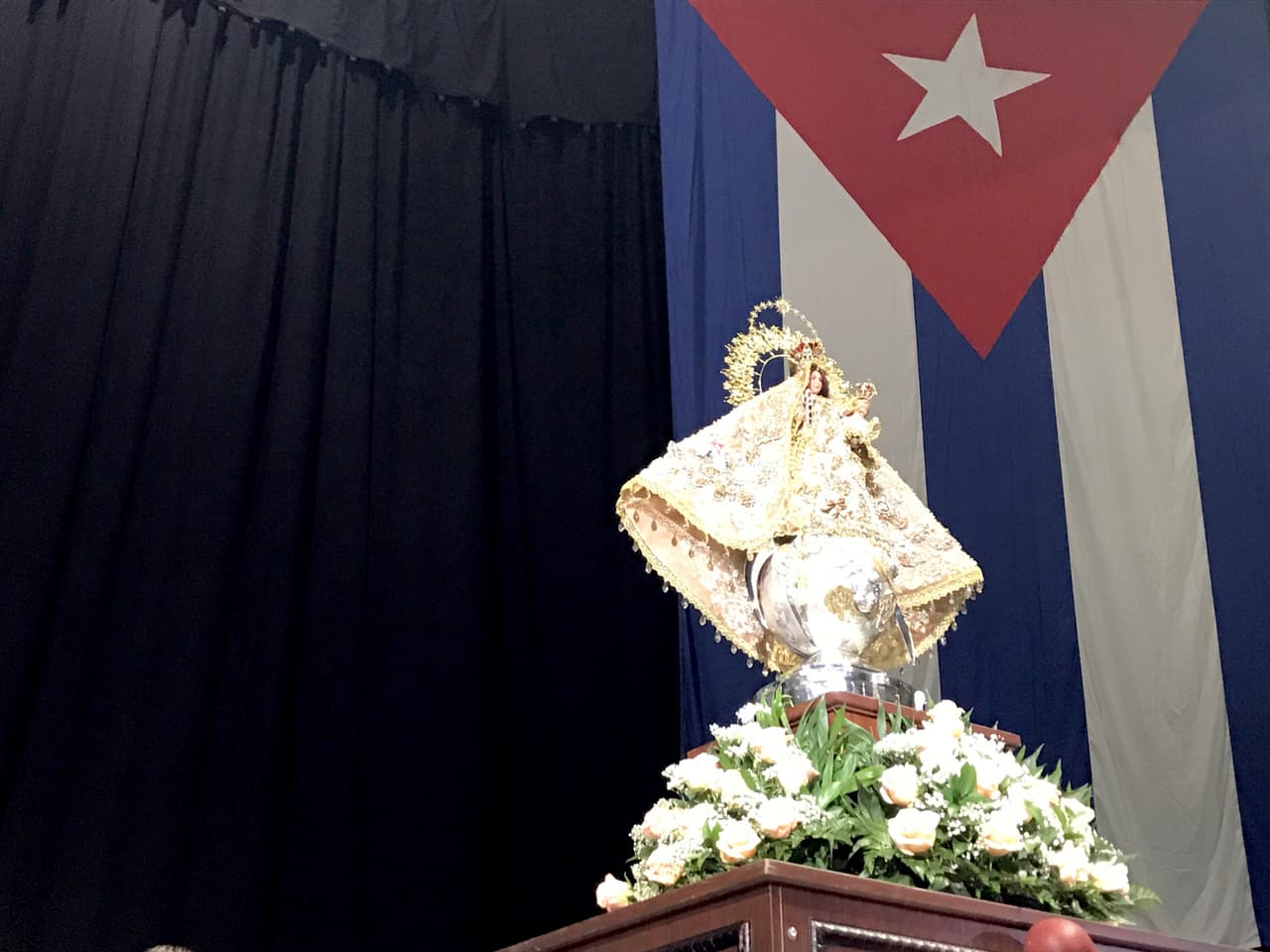 Cuenta la tradición que 
<b>la Virgen de la Caridad fue encontrada en 1612 sobre las aguas de la Bahía de Nipe</b>, en el oriente de Cuba. “Se convirtió en el símbolo de la cubanía, mucho antes de la bandera, el escudo o el himno”, 
<a href="https://www.univision.com/shows/al-punto-florida/asi-seran-las-celebraciones-del-dia-de-la-virgen-de-la-caridad-del-cobre-en-miami-video">explica el sacerdote Carlos Céspedes, </a>vicerrector de la Ermita.
<br>