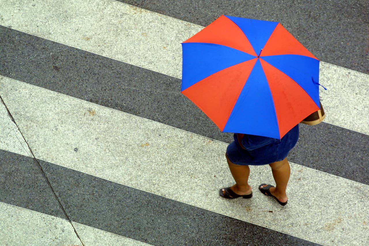 Los conductores deben parar para dar paso a peatones. Al girar, ceda el derecho de paso a los peatones y ciclistas.