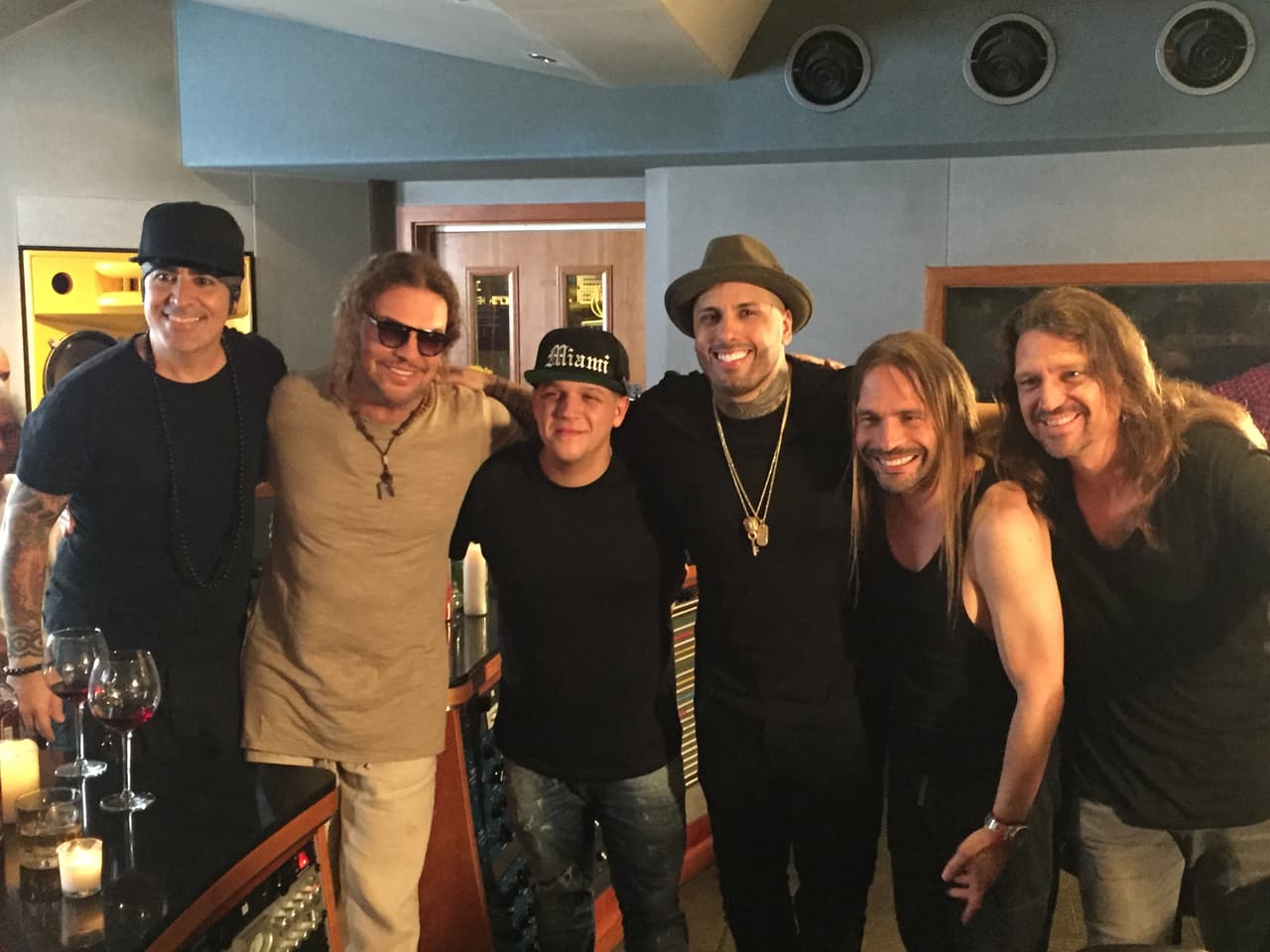 Maná y Nicky Jam colaboran en una nueva versión de 'De Pies A Cabeza'