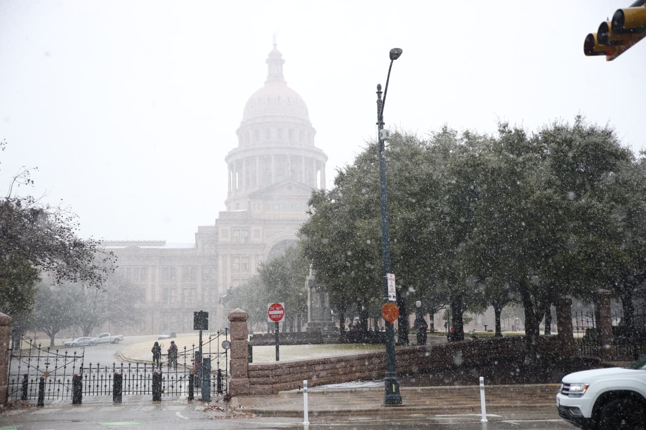 El Capitolio se cubrió de nieve en horas de la tarde.