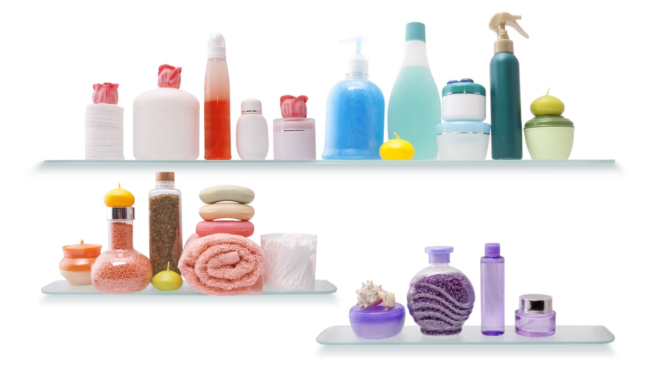 Para sacarle provecho al espacio del botiquín conserva solo lo necesario depurando los medicamentos con caducidad vencida o productos innecesarios. Acomoda al frente aquellos artículos que utilices con mayor frecuencia.