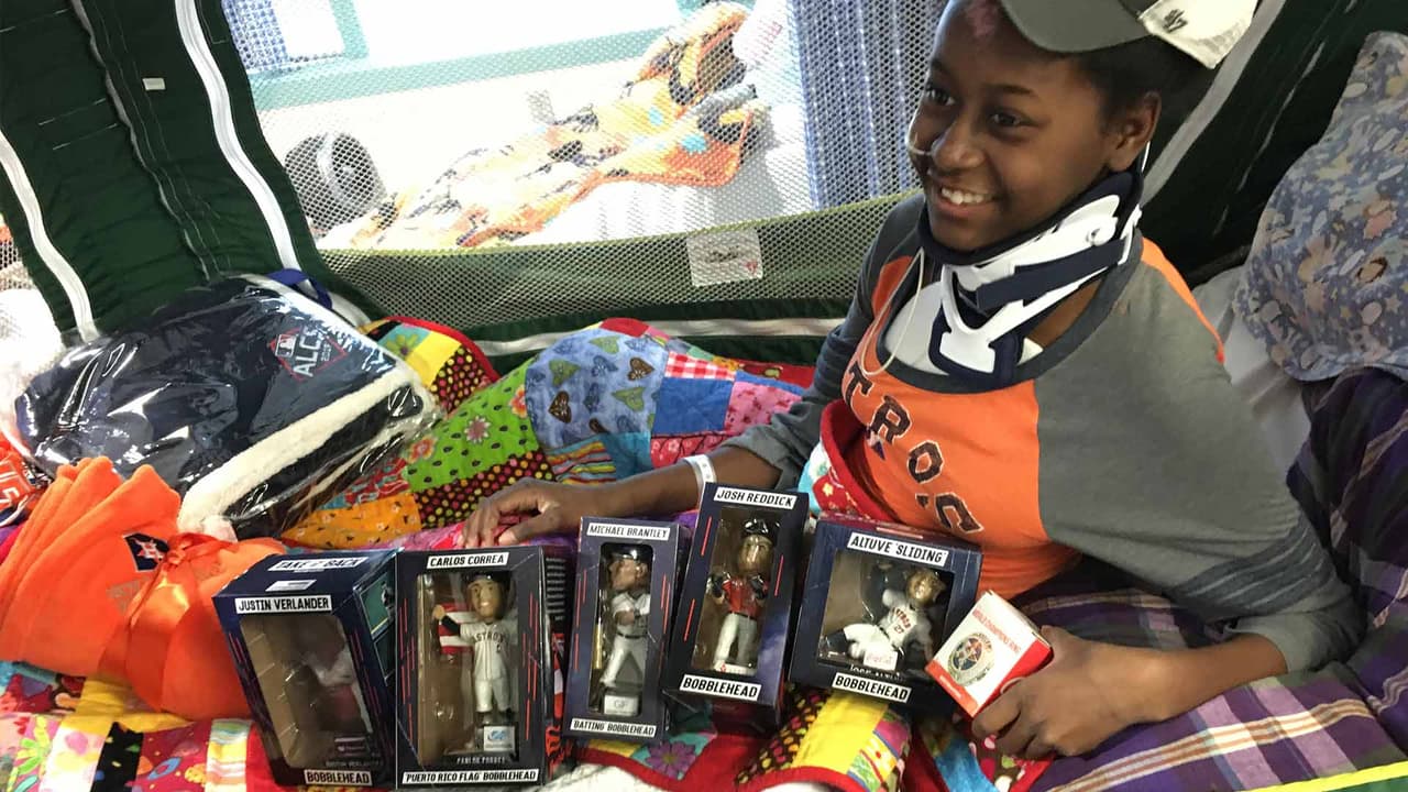  Los Astros logran que una joven fanática vuelva a sonreír después de ser atropellada