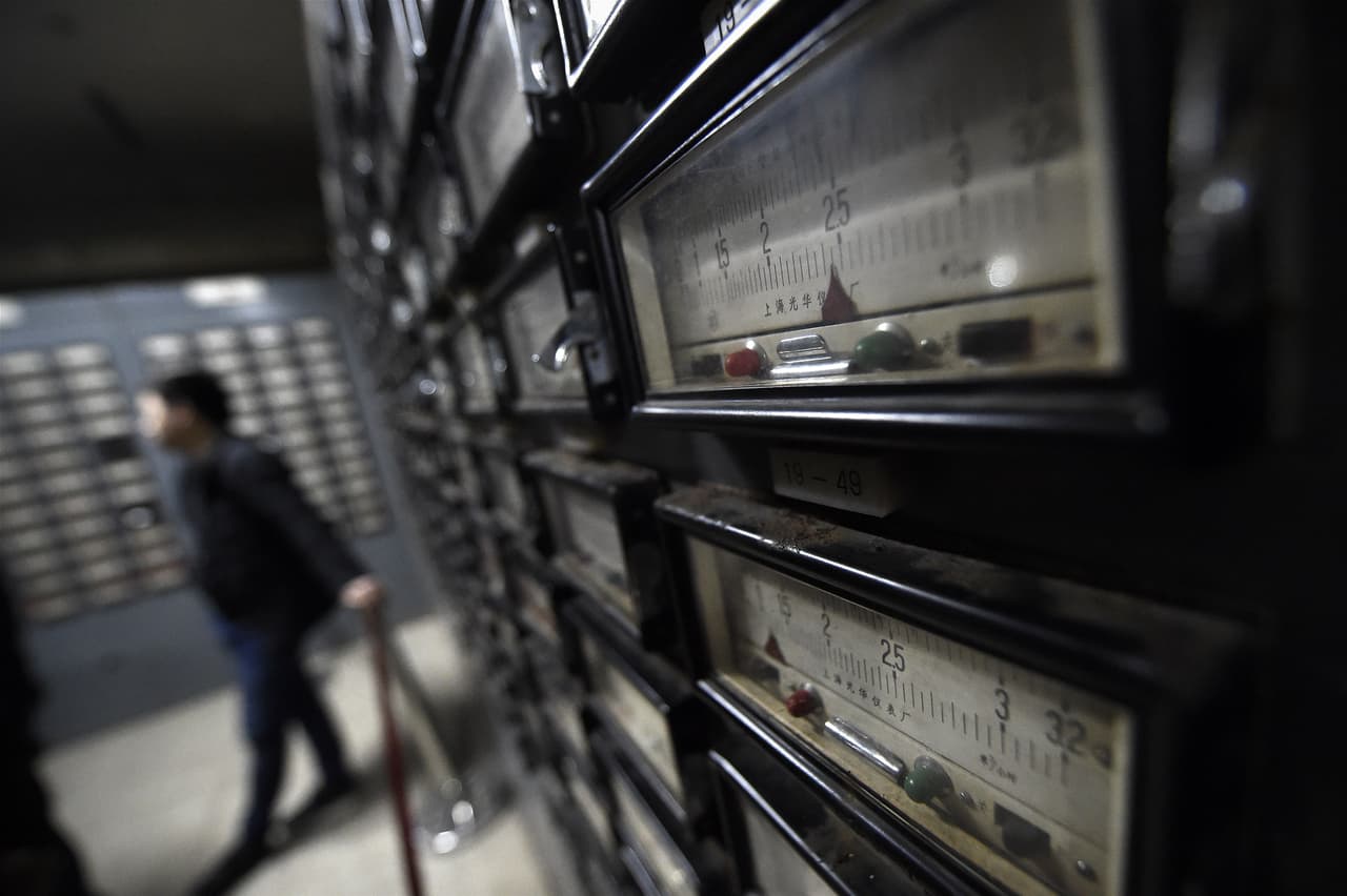 Frente a antiguas fotos expuestas en los túneles, Li Gaoyun, de 62 años, que también solía trabajar en la central, está al borde de las lágrimas. No había vuelto en 42 años. "Hoy, muchos ancianos no tienen ni pensión ni seguridad social. En fin, nada para vivir", denuncia, dirigiéndose a los visitantes. La ley no prevé nada para los exsoldados que regresaron al campo y que no cotizaron. Salas de control con máquinas de la época pueden verse en la visita.