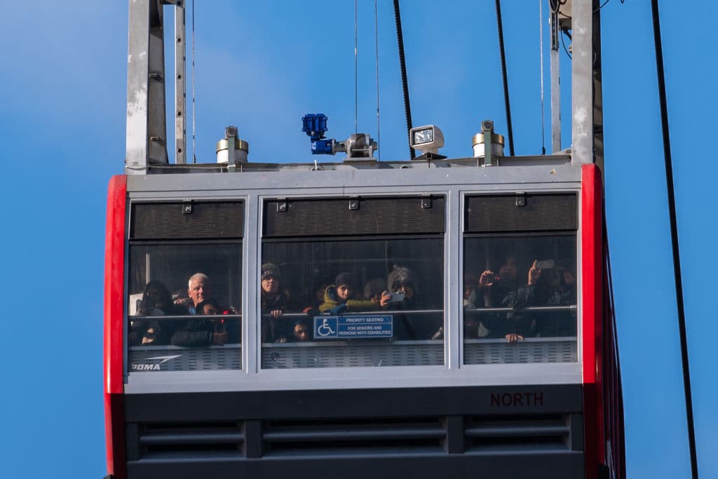 Este fenómeno refleja un desafío recurrente en ciudades globales: equilibrar la infraestructura pensada para residentes con el creciente interés turístico.