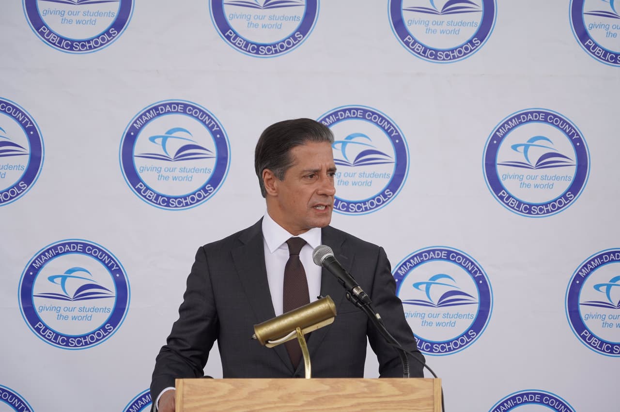 El superintendente de las escuelas públicas de Miami-Dade, Alberto Carvalho, dio marcha atrás en la medida que permitía la mascarilla opcional a los estudiantes dentro de los planteles, mientras estuvieran al aire libre.