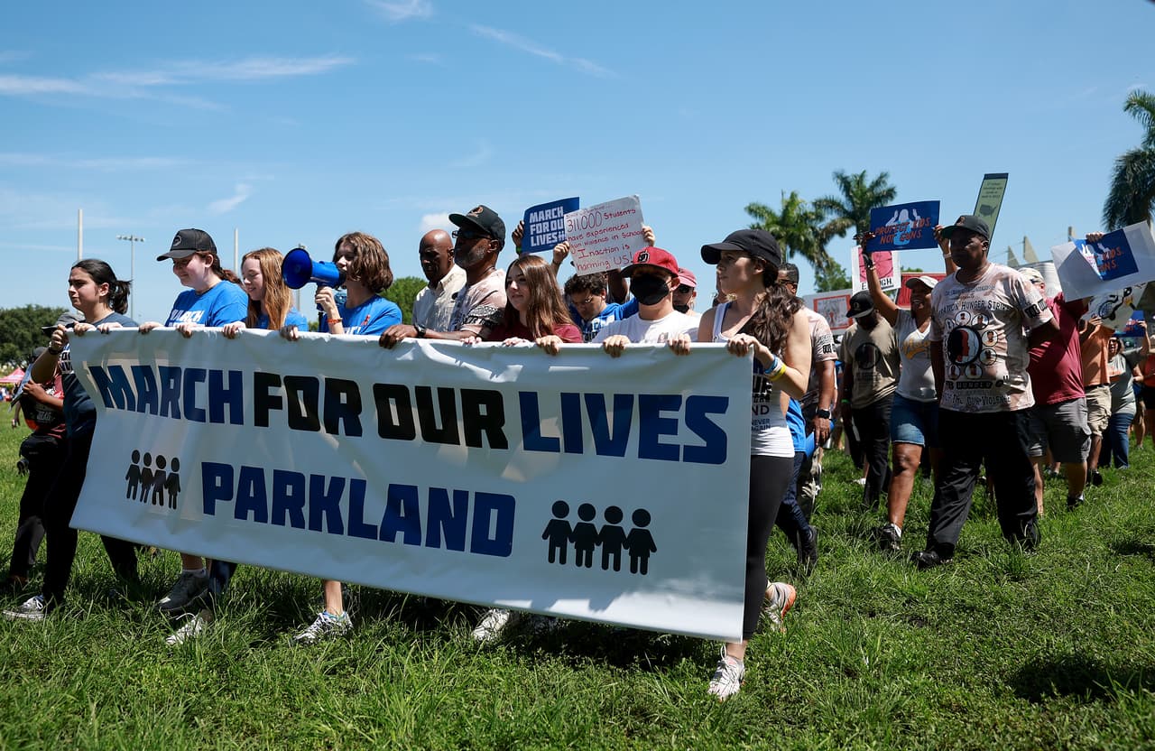 "Vivo con los efectos de la violencia de las armas todos los días. Cada vez que me lavo los dientes, que manejo al trabajo, que abrazo a mis hijos y que apoyo la cabeza para dormir”, dijo Debbi Hixon, cuyo esposo, Chris, murió ese 14 de febrero del 2018, tratando de desarmar al atacante de Parkland. 
<br>