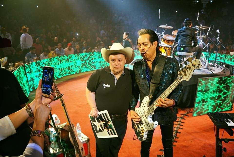 Los meros meros de la canción ranchera se dan tiempo de convivir con sus fans y se toman fotos con quien se los pida.