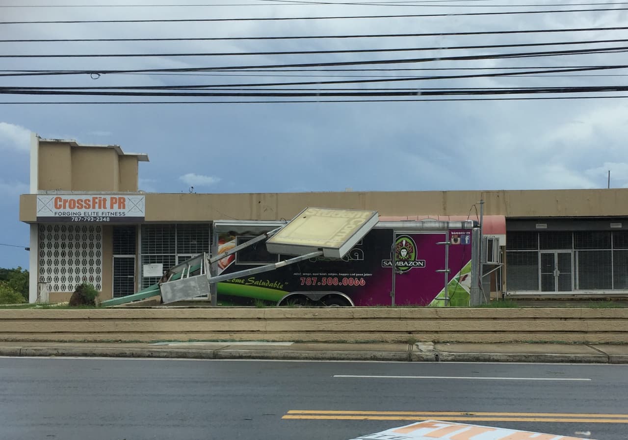 El potente ciclón pasó anoche por el norte de Puerto Rico con vientos de 185 mph aunque en la capital, a 3 millas de su centro, se sintieron vientos máximos sostenidos de 55 mph y ráfagas de hasta 70 mph.